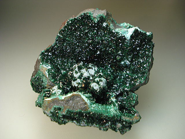 Malachite crystals　on Chalcocite　孔雀石結晶 輝銅鉱